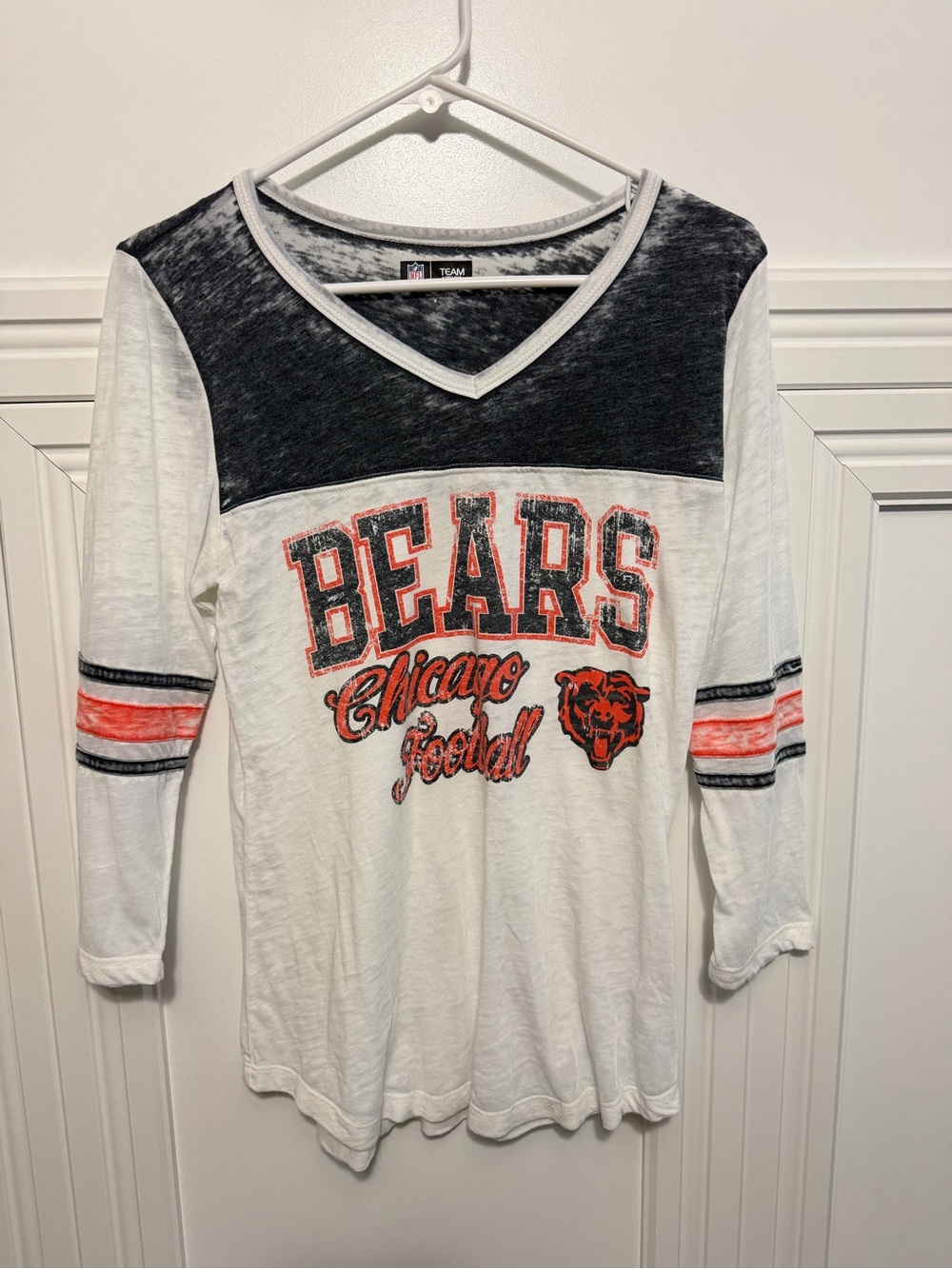 NFL Women’s V-Neck Chicago Bears Long Sleeve Tee in White, Blue & Orange